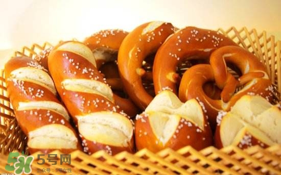 一个面包的热量大概是多少,1个面包的热量是多少