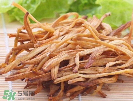 黄花菜为什么要晒干了吃,黄花菜为什么要晒干才能吃