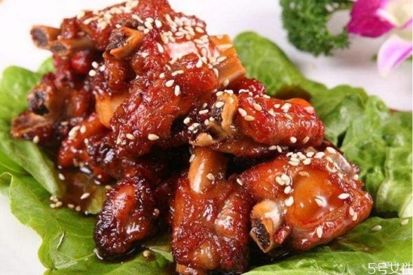 什么食物会损伤皮肤呢(关于食物对皮肤的影响的问题)