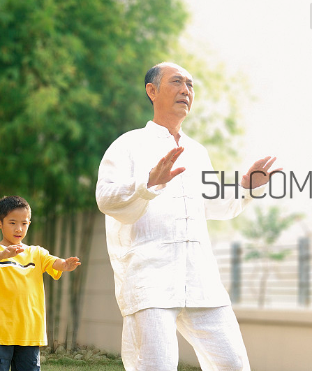 正确使用腮红的方法(如何正确使用腮红)