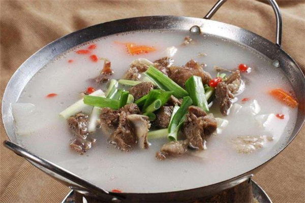 羊肉汤的功效和作用(羊肉汤的功效和作用及营养价值)