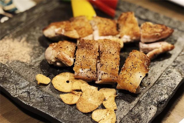 两个月宝宝吃奶量越来越少怎么回事(两个月的宝宝吃奶越来越少是怎么回事)