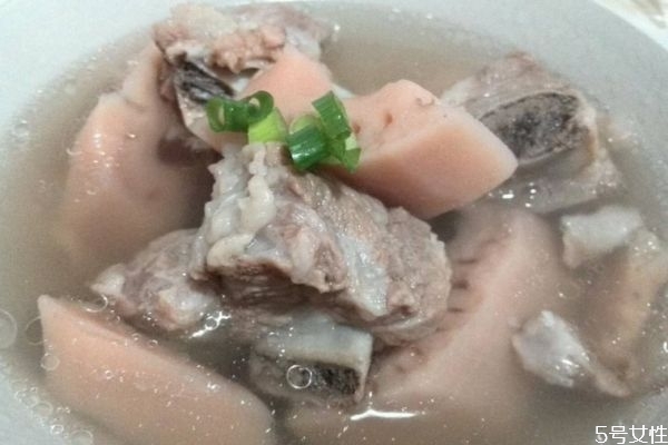 孕妇喝排骨汤有什么好处呢(孕妇多喝排骨汤有什么好处)