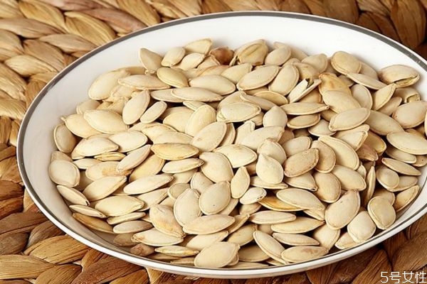 吃南瓜子有什么好处呢(南瓜子的好处有哪些)