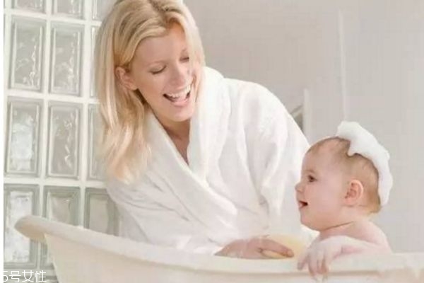 冬季婴儿洗脚好处(冬天要不要给婴儿洗脚)