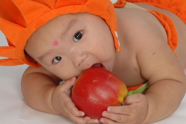 宝宝如何正确穿纸尿裤(宝宝纸尿裤怎么穿是正确的方法)