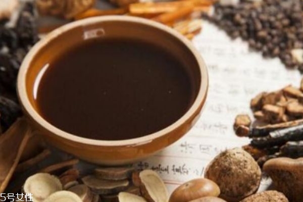 喝中药的禁忌(喝中药的禁忌和注意事项) 喝中药的禁忌(喝中药的禁忌和注意事项)