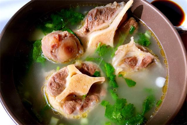 牛尾汤的功效和作用(牛尾汤的功效和作用的做法大全)