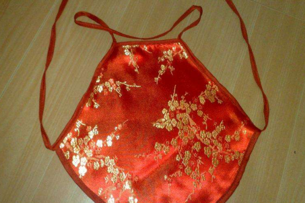 婴儿穿肚兜有什么作用(婴儿用穿肚兜吗)