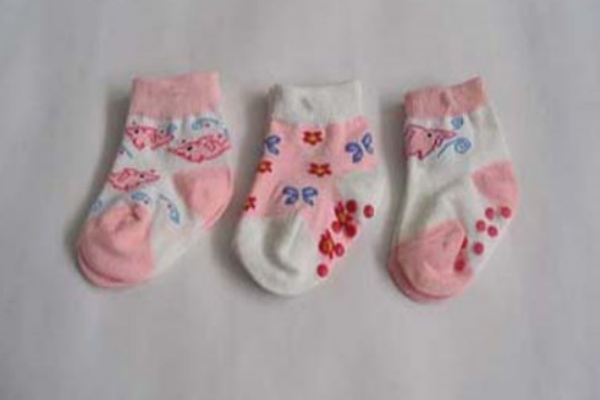 为什么给婴儿穿袜子(婴儿有必要穿袜子吗)