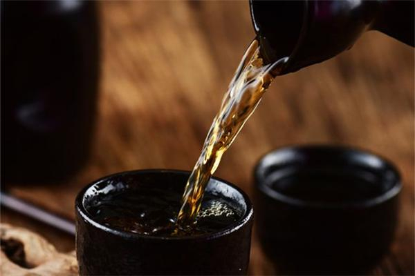 雄黄酒有什么功效,雄黄酒是黄酒吗?雄黄酒的功效和作用