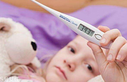 发烧的饮食原则(论述在发烧时的饮食如何合理安排)