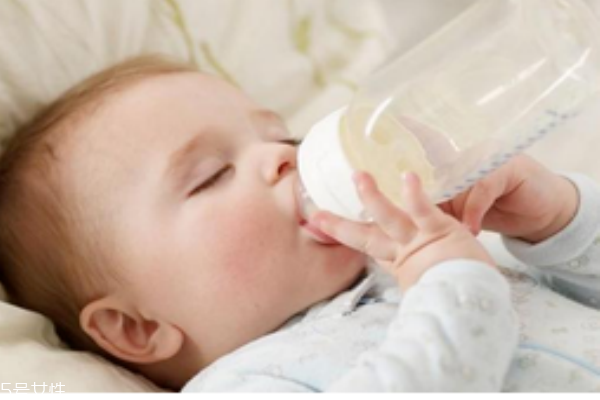 四个月宝宝吃奶量(四个月宝宝吃奶量减少怎么回事)