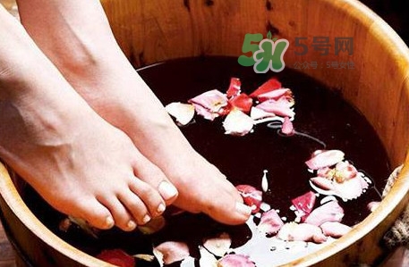 泡脚用干花椒还是鲜花椒,泡脚用新鲜花椒还是干花椒泡好