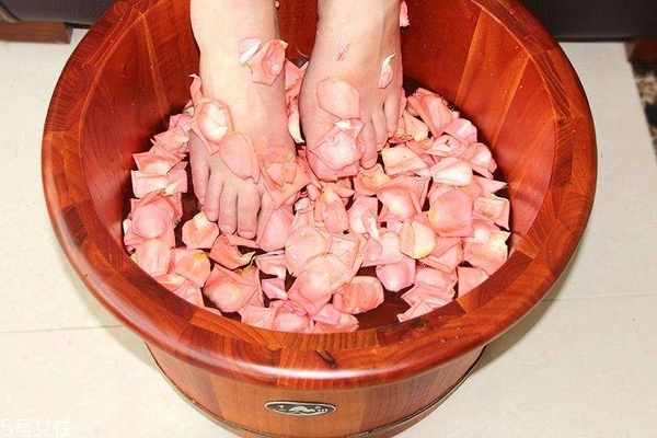 妈妈们要注意的泡脚禁忌(泡脚禁忌事项)