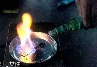 花露水有酒精吗(六神花露水有酒精吗)