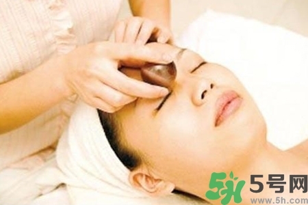 面部精油刮痧有什么好处,面部精油刮痧有什么好处和功效