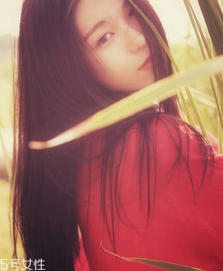 长斑的原因(长斑的原因是怎么引起的)