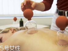 拔火罐出水泡是好是坏(拔火罐起水泡是好是坏)
