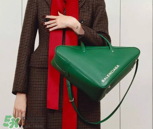 巴黎世家三角包有几个尺寸,巴黎世家的包包怎么样