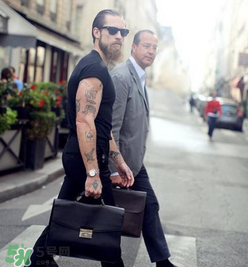 用消毒液洗黑色衣服变红了怎么办,黑色衣服变红了怎么办? 用消毒液洗黑色衣服变红了怎么办,黑色衣服变红了怎么办?