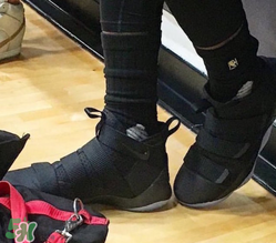 耐克士兵12黑漆皮耐磨吗