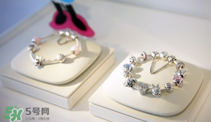 潘多拉手镯真假鉴别图,潘多拉开口手镯真假怎么辨别