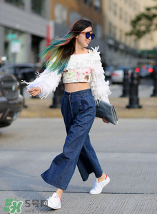 牛仔阔腿裤配什么鞋子好看,阔腿裤怎么搭配衣服