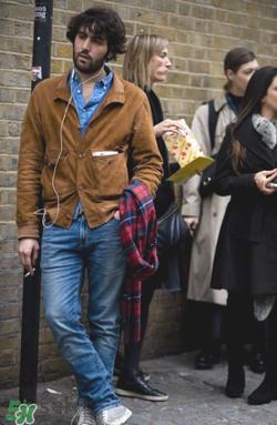 咖啡色衣服配什么裤子好看,上衣咖啡色配什么颜色裤子