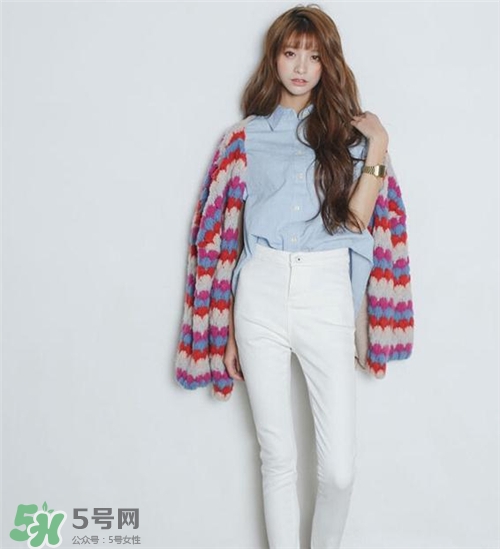 白色裤子搭配什么颜色上衣好看,白色裤子上面穿什么衣服