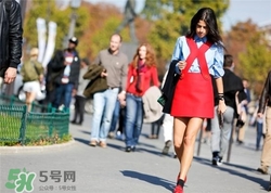 红色衣服怎样搭配好看,红色衣服里面搭配什么最好看