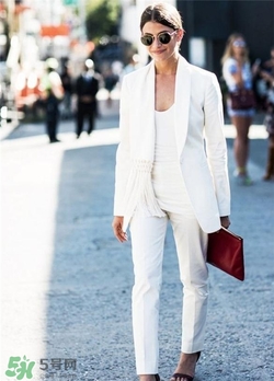 白色西装怎么搭配,女士白色西服搭配什么内搭
