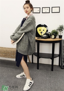 针织外套里面搭配什么衣服,针织外套里面穿什么