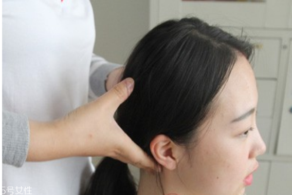 泡茶时放柠檬也能清除茶垢(柠檬可以去除茶垢吗)