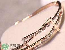 带手镯的技巧和方法,手镯佩戴的正确方法