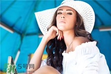 脸色黄戴什么颜色帽子显脸白,脸色发黄戴什么颜色的帽子