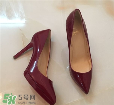 红鞋子的故事,红鞋这篇故事的主要内容