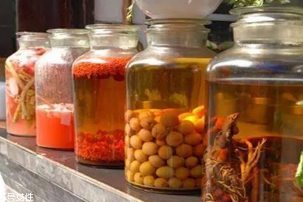 乌骨鸡当归黄芪和枸杞,乌骨鸡当归黄芪茯苓有什么功效