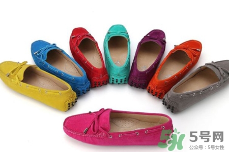 冬天可以穿豆豆鞋吗,冬天穿豆豆鞋搭什么衣服好看