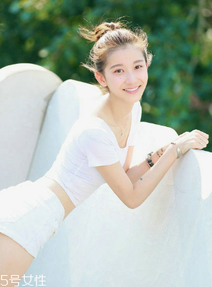 月经初潮是什么颜色(女生第一次来月经是什么颜色)