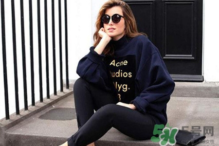 白色卫衣可以放洗衣机洗吗,卫衣可以放洗衣机洗吗