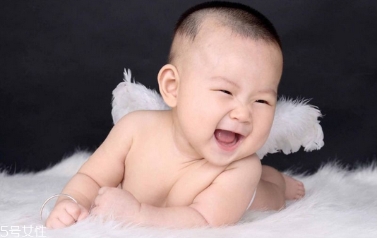 宝宝青色胎记是怎么形成的(婴儿身上的青胎记是怎么形成的)