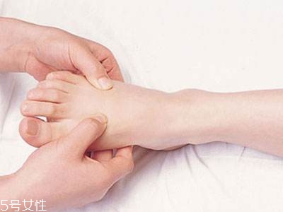 搓脚心的好处(每天坚持搓脚心的好处)