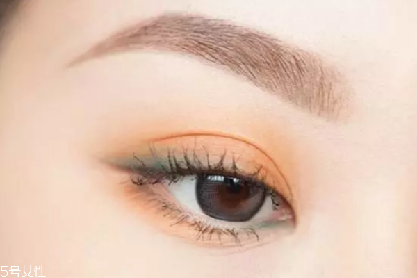 蓝色眼影怎么画好看(男孩蓝色眼影怎么画好看)