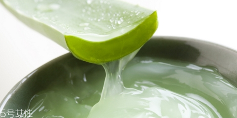 嘴唇干裂用芦荟胶的方法(嘴唇干裂能用芦荟胶吗) 嘴唇干裂用芦荟胶的方法(嘴唇干裂能用芦荟胶吗)