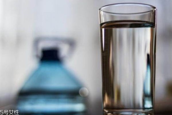 什么原因导致奶水不足,喝水少会导致奶水少吗 什么原因导致奶水不足,喝水少会导致奶水少吗