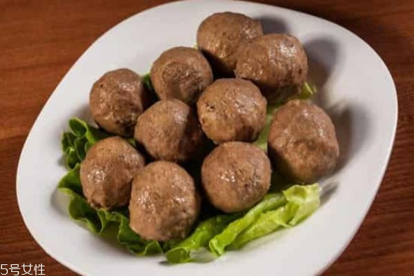 肉丸含多少肉量才是合格产品(市面上的肉丸成分是什么)