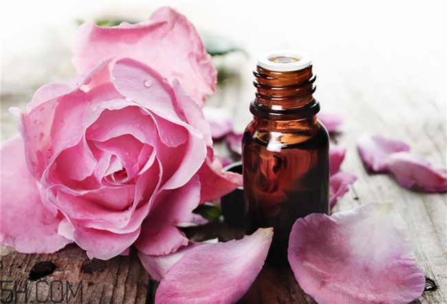 玫瑰精油使用注意事项(玫瑰精油的正确使用方法)