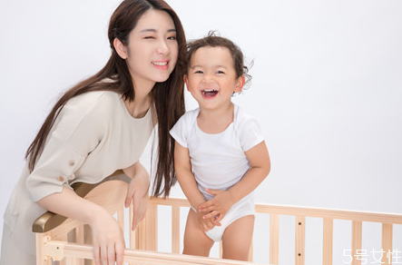 宝宝头发黄吃什么能变黑(宝宝头发黄吃什么能变黑)