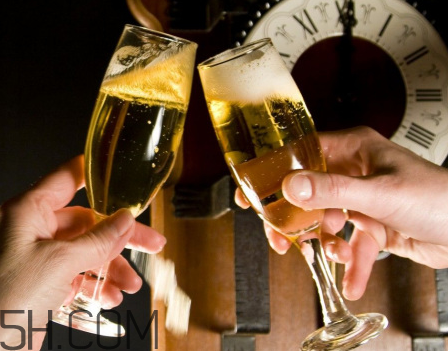 戴牙套可以抽烟吗(戴牙套可以抽烟吗)